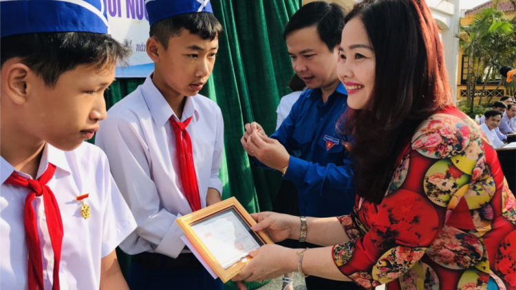 Quảng Trị: Cher đoọng Huy hiệu “Lang p’niên grơơ nhool” đoọng ha học sinh grơơ nhool trôông dấc manuyh hr’lệêng đác