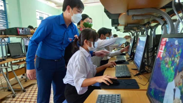 Khánh Hoà: Đơơng máy tính bảng đoọng ha học sinh zr’lụ pr’luh coh da ding ca coong