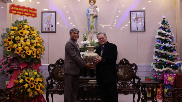 Chủ tịch nước Nguyễn Xuân Phúc pa gơi pô hơnh deh Giáng sinh Toà Tổng giám mục Giáo phận Huế
