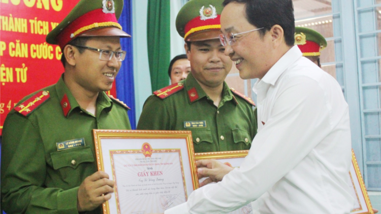 Tây Giang năc vel đông tr’nơợp âng tỉnh bhrợ liêm xang bh’rợ đoọng CCCD