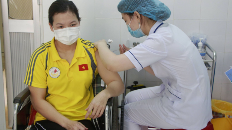 Tiêm vắc xin cha groong Covid-19 đoọng ha vận động viên Paralympic Việt Nam