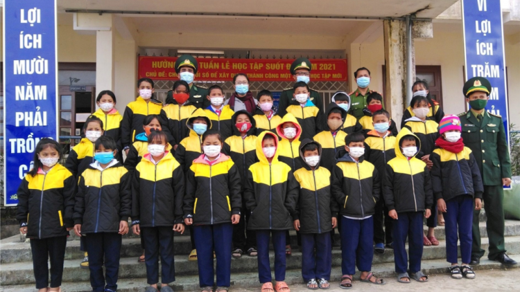 Cher đoọng 950 hun pr’hêl đoọng ha học sinh zr’lụ da ding ca coong Tây Giang