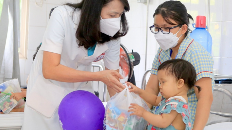 Tết Trung thu pa bhlâng la lay coh Bệnh viện Trung ương Huế