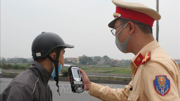 T’ngay 15/3 Cảnh sát c’lâng p’rang pa ghlú quân lươt ch’mêệt lêy, toom đợ apêê k’đhơợng p’đhiêr ộm buah a lăc, đươi ma tuý
