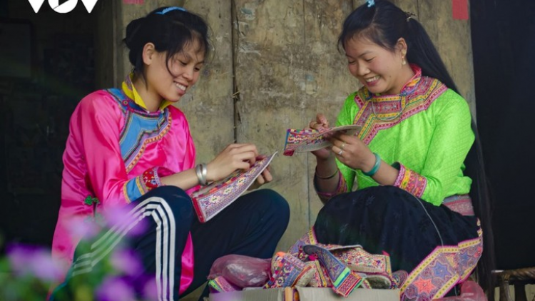 Pa xoọng 8 c’cir bơơn t’moót ooy t’nooi c’cir văn hoá phi vật thể k’tiếc k’ruung