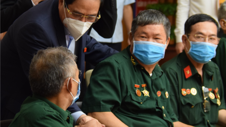Thủ tướng lưm apêê đại biểu vêy c’rơ g’lêêh lâng cách mạng, bhuh xoọng liệt sĩ bêl hay tước 74 c’moo t’ngay Thương binh - Liệt sĩ