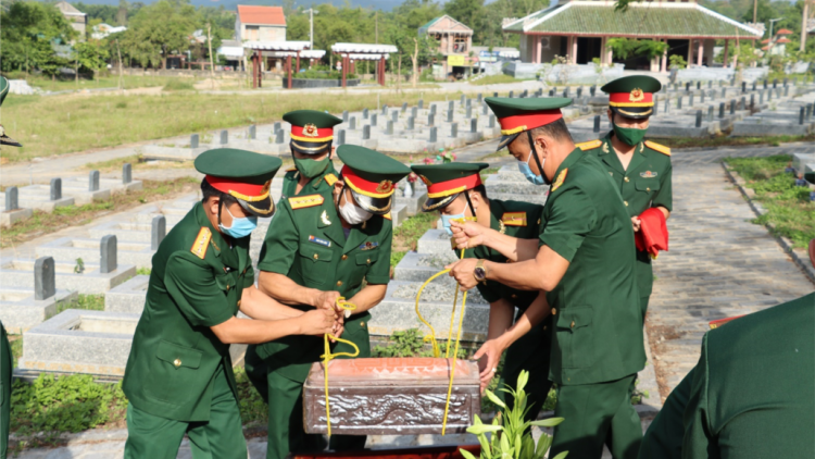 Thừa Thiên Huế: Tập đơc n’hang âng 14 liệt sĩ lâh chêệt bil đhị Lào