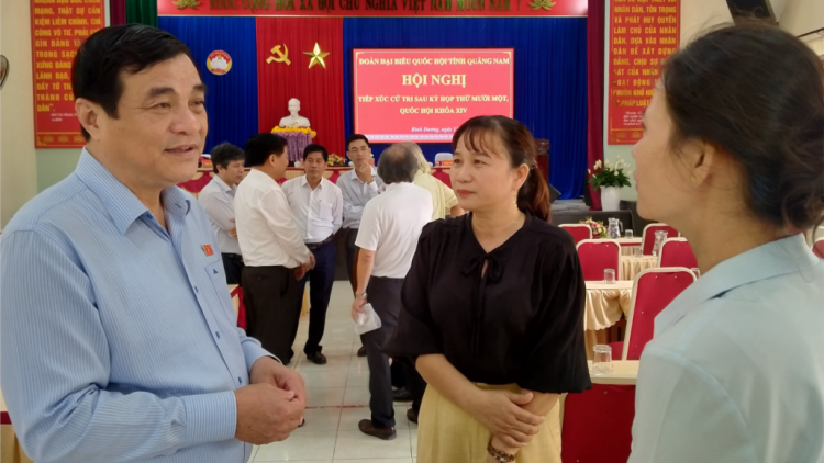 Bhrợ têng chế độ, chính sách đoọng ha ma nuyh bhrợ têng căh chuyên trách cấp chr’val: Lêy cha mệêt pa dzoóc đợ zên phụ cấp