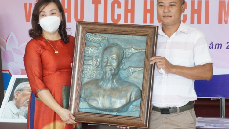 Đương đơp 39 tư liệu, c’kir ooy Ava âng apêê họa sĩ pa đơp đoọng