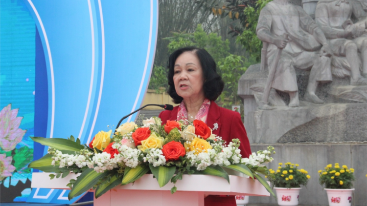 Trưởng Ban p’too moon đhanuôr Trung ương Trương Thị Mai pấh bhiệc bhan hơnh déh 70 c’moo ava Hồ cher đoọng thơ ha c’bhúh đha đhâm c’moor Xung phong