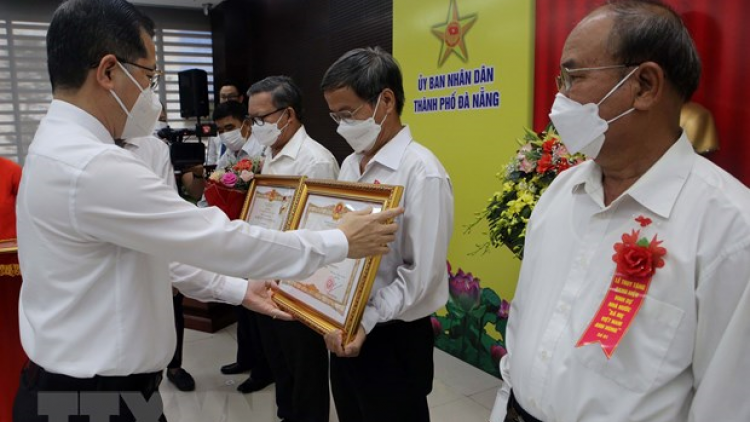 Pay đoọng danh hiệu “Amế Việt Nam anh hùng” t’tun