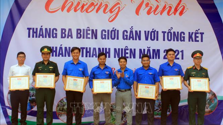 Ta đhâm c’mor Kon Tum lướt đh’rưah lâng đhanuôr coh zr’lụ c’noong k’tiêc