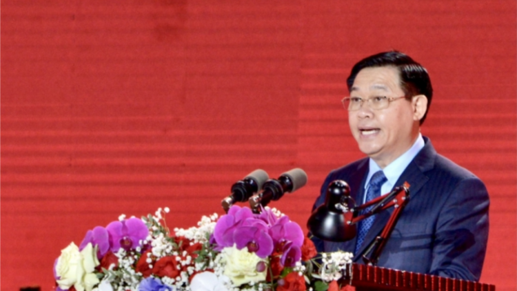 Chủ tịch Quốc hội Vương Đình Huệ pấh bhiệc bhan xay moon bhrợ pa dưr Tp. Phổ Yên, tỉnh Thái Nguyên