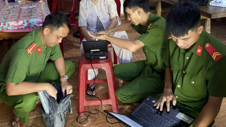 Công an chr’hoong Tiên Phước (Quảng Nam) bhrợ căn cước Công dân đoọng ha ma nuyh t’cooh đhur, cr’ay cr’naanh coh đong