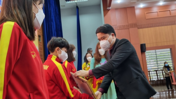 Quảng Nam cher đoọng Bằng khen Thủ môn-P’lêê bóng vàng Futsal Việt Nam c’moo 2021