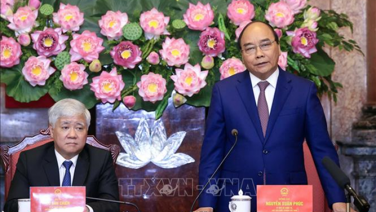 Chủ tịch nước Nguyễn Xuân Phúc tr’lum mặt t’cooh bhươl, trưởng cr’noon, manuyh g’lăng z’hai manuyh acoon coh tr’haanh