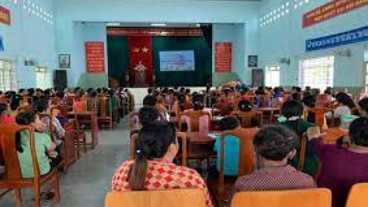 Tây Giang: Pa choom đoọng đươi dua công nghệ thông tin ha cán bộ pân đil vel bhươl