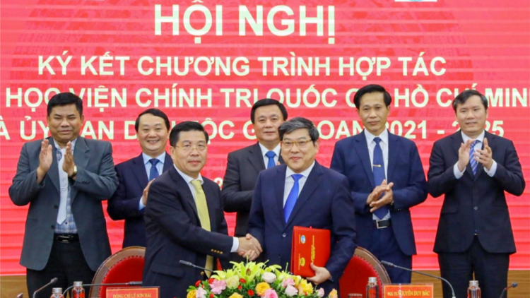 Đồng chí Nguyễn Xuân Thắng pâh Hội nghị ký kết xa nay bh’rợ k’rong bhrợ đh’rưah bhlưa Học viện Chính trị Quốc gia Hồ Chí Minh lâng Uỷ ban Acoon coh