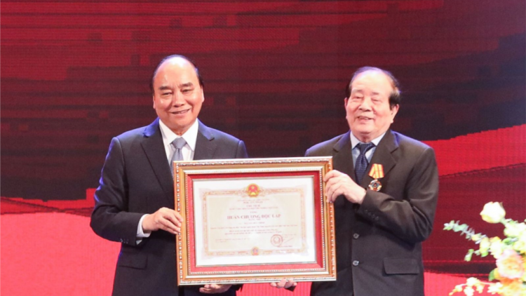Chủ tịch nước Nguyễn Xuân Phúc pazao đoọng Huân chương Độc lập hạng Nhì đoọng ha nhà thơ Hữu Thỉnh