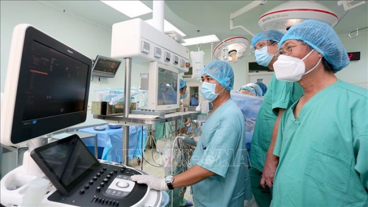 Cher đoọng ekip xơợng bhrợ t’boọ p’têêt da dul truih k’tiêc Việt âng Bệnh viện Trung ương Huế