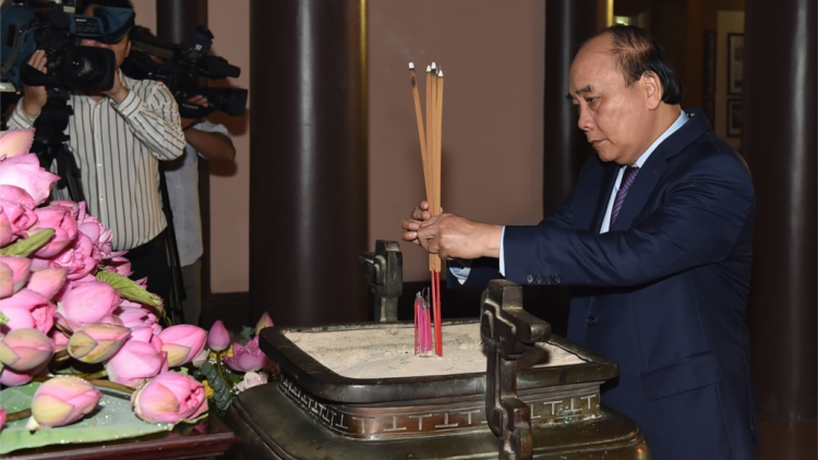 Chủ tịch nướcNguyễn Xuân Phúc pâh bhiệc bhan tơợp bhrợ têng zr’lụ đơc n’kir đhanuôr, chiến sỹ miền Nam k’rong tập kết ooy Bắc