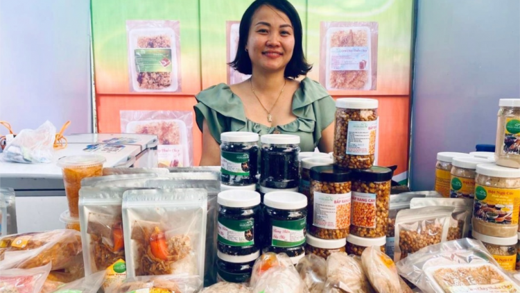 Lấh 30 n’lung pr’đươi pấh bhrợ Hội chợ thương mại k’noong k’tiếc Việt-Lào