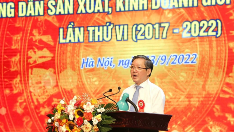 Ủy viên Bộ Chính trị Trần Tuấn Anh pâh hội nghị hơnh deh Nông dân bhrợ têng cha choom prang k’tiêc g’luh 6