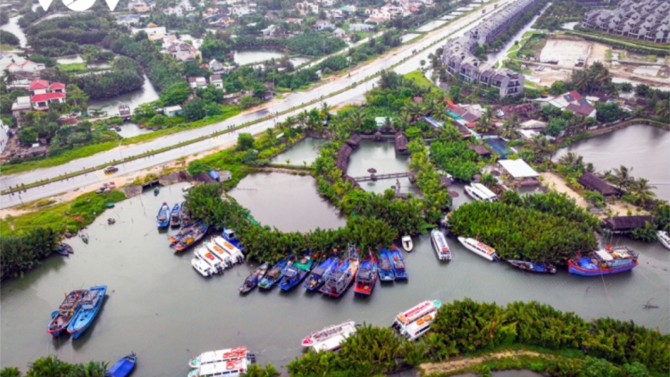 Hội An pa đhêy pa câl vel moọt ooy phố ty, bhuông ra kit du lịch ặt g’đech têệm ngăn