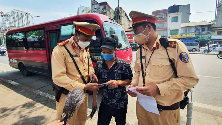 Cảnh sát c’lâng p’rang prang k’tiêc k’ruung pa gluh quân bhrợ cr’chăl bha lâng nhâm mâng râu têêm ngăn âng c’lâng p’rang cr’chăl t’ngay 30/4