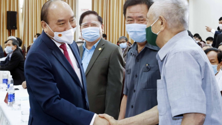 Chủ tịch nước Nguyễn Xuân Phúc lưm cán bộ hưu trí bêl a hay bhrợ bh’cộ zr’lụ miền Trung