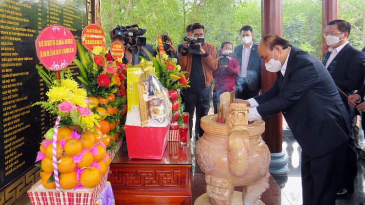Chủ tịch nước Nguyễn Xuân Phúc pâh pa luih đong bia xrặ đh’nớc apêê liệt sĩ đhị Quế Sơn