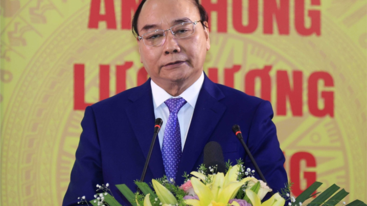 Chủ tịch nước Nguyễn Xuân Phúc pâh bh’rợ chêêc cher đoọng t’tun ch’ner Anh hùng Lực lượng vũ trang nhân dân đoọng ha đồng chí Lữ Minh Châu
