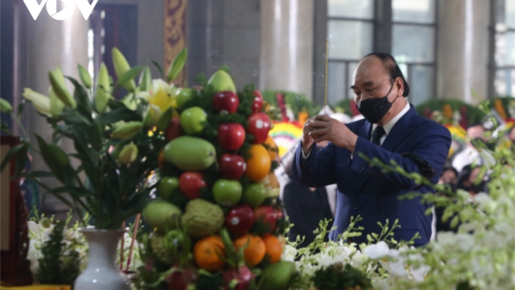 Chủ tịch nước tươc lêy bắt hương ha Phó Chủ tịch Thường trực UBND TP.HCM Lê Hoà Bình