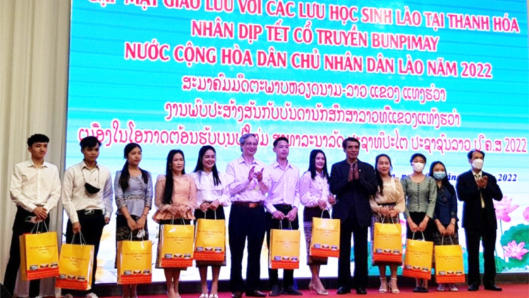 Giao lưu lưm mặt học sinh Lào bêl Tết ty đanh Bunpimay Lào