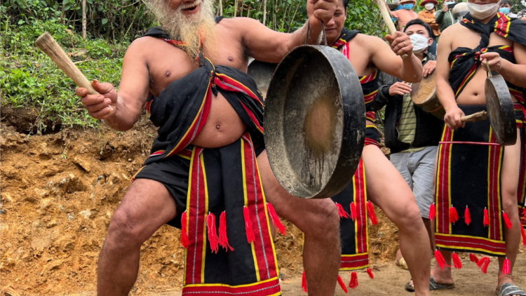 Chr’hoong Bắc Trà My- Quảng Nam p’căh c’bhuh n’toong chiing goong chr’val Trà Bui