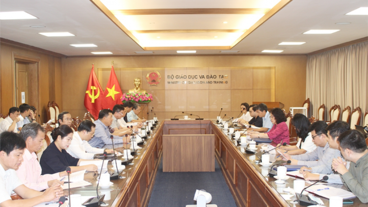 Thứ trưởng, Phó Chủ nhiệm Uỷ ban Acoon coh Lê Sơn Hải bhrợ bhiệc lâng t’cooh xa nay Bộ Giáo dục lâng Đào tạo ooy bh’rợ pazao đoọng pazêng trường chuyên biệt