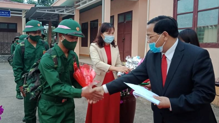 Chr’hoong Tây Giang, tỉnh Quảng Nam đâh loon t’pâh đoọng ha t’ngay apêê đha đhâm vối bộ đội
