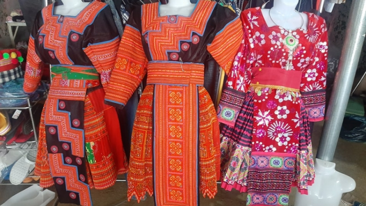 Mùa Thị Tộng: Chroi c’rơ zư đơc xa nâp ma nưih Mông