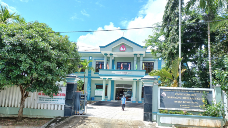 Đông Giang: Xay bhrợ đoọng ha lâh 540 pr’loọng bơơn vă zên tơợ Ngân hàng CSXH