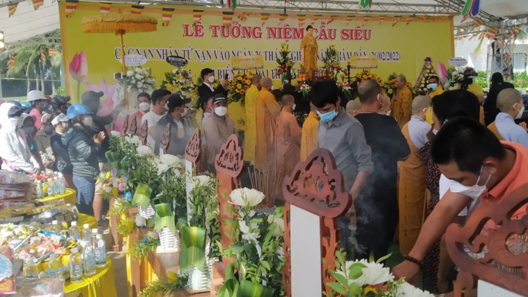 Hội An bhrợ bhiệc bhan hay k’noọ đoọng ha 17 apêê chêết bil tu c’lâm clệch bhuông cóh biển Cửa Đại