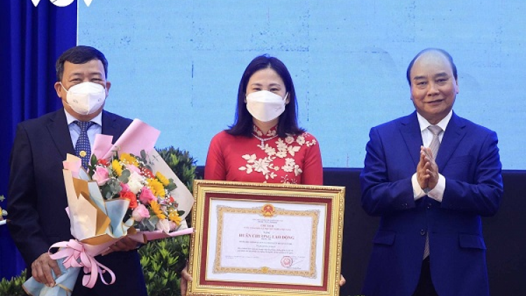 Chủ tịch nước lươt lêy zr’lụ nông nghiệp công nghệ dal TPHCM lâng cher đoọng HCLĐ hạng Ba đoọng ha chr’hoong Củ Chi