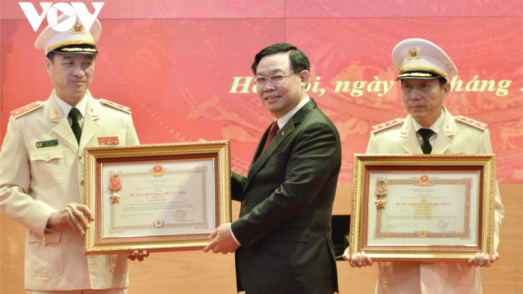 Chủ tịch Quốc hội: Công an nhân dân năc “Clai đhân âng đha nuôr”, năc “ma nưih pr’zơc âng đha nuôr”