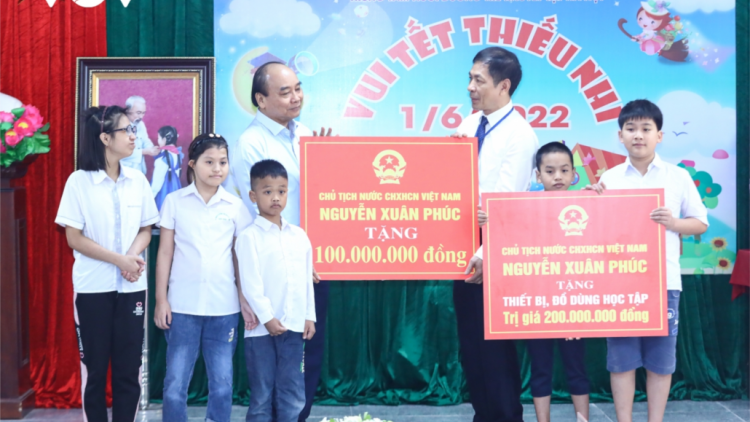 Chủ tịch nước Nguyễn Xuân Phúc k’đươi moon bhrợ rơợng nhâm zâp bh’rợ vay zi nắh p’niên