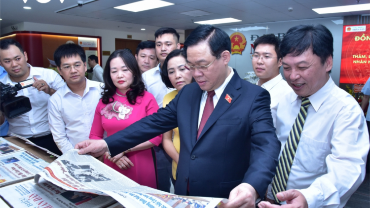 Chủ tịch Quốc hội Vương Đình Huệ lưm, bhrợ bhiệc lâng Báo Đại biểu Nhân dân