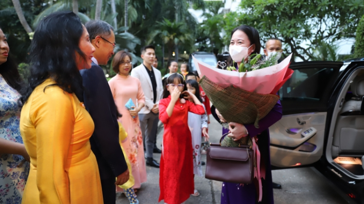 Phó Chủ tịch nước Võ Thị Ánh Xuân tr’lưm lâng Đại sứ quán lâng đhanuôr hêê ắt ma mung cóh Thái Lan