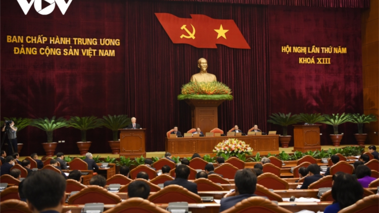 Tổng Bí thư Nguyễn Phú Trọng ký p’căh 4 Nghị quyết chr’năp đhị Hội nghị g’luh 5 Ban Chấp hành Trung ương Đảng khoá 13