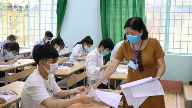 Bhrợ pa dưr 63 c’bhúh lêy cha mêết bh’rợ bhrợ thi tốt nghiệm THPT 2022