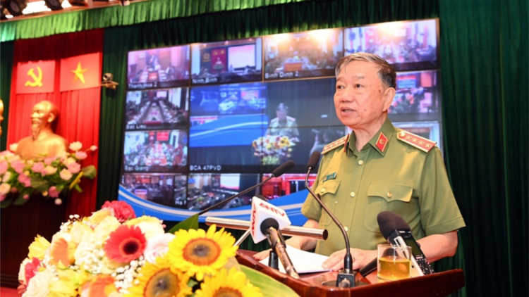 Bộ Công an âi ra pă lâh 48.000 cán bộ công an chr’val, thị trấn chính quy coh prang k’tiêc