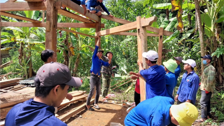 Huyện đoàn Nam Giang xay bhrợ bấc bh’rợ thiện nguyện lêy chô ooy vel đông