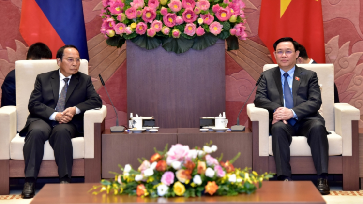 Chủ tịch Quốc hội Vương Đình Huệ tr’lum lâng Phó Chủ tịch k’tiêc k’ruung Lào